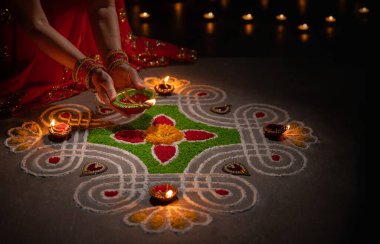 Diwali, Diwali ya da Deepavali kutlamalarında yanan Clay diya lambaları Hindistan 'ın en büyük ve en önemli bayramıdır..