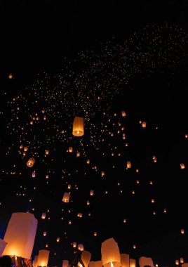 Loy Krathong festivalinde yüzen turist gökyüzü fenerleri, Chiang Mai, Tayland.