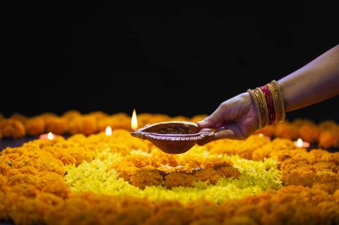 Diwali, Diwali ya da Dipawali kutlamalarında yanan Clay diya lambaları Hindistan 'ın en büyük ve en önemli bayramıdır..