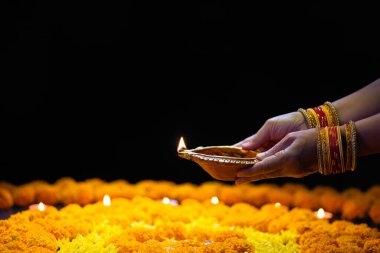 Diwali, Diwali ya da Dipawali kutlamalarında yanan Clay diya lambaları Hindistan 'ın en büyük ve en önemli bayramıdır..