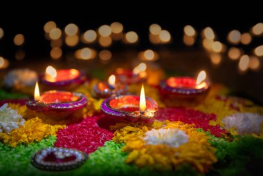 Diwali, Diwali ya da Dipawali kutlamalarında yanan Clay diya lambaları Hindistan 'ın en büyük ve en önemli bayramıdır..