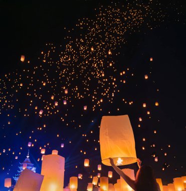 Loy Krathong festivalinde yüzen turist gökyüzü fenerleri, Chiang Mai, Tayland.