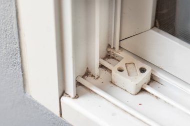 Pencere pervazları ve rayların köşeleri tozlu, bu alanların temizlenmesi gerekiyor..