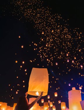 Loy Krathong festivalinde yüzen turist gökyüzü fenerleri, Chiang Mai, Tayland.