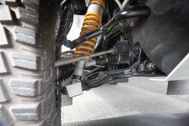 Ön süspansiyon sistemi ve 4WD 'nin şaftını arazi aracı dışına sürün. .