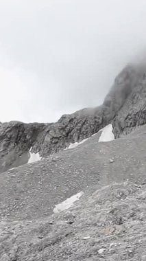 Yunnan, Çin 'deki Yeşim Ejder Dağı' nın tepesinde..