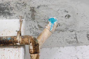 Banyo üst kattan sızdırıyor.