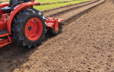 Bahçe yataklarını yükseltmek için tarım traktörü ekipmanı.