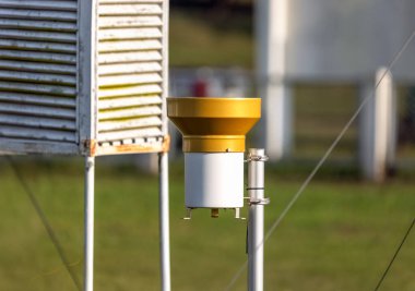 Udometre, pluviometre, ombrometre olarak da bilinen bir yağmur göstergesi, meteorologlar ve hidrologlar tarafından kullanılan bir araçtır..