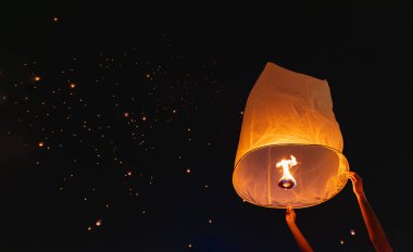 Loy Krathong festivalinde yüzen turist gökyüzü fenerleri, Chiang Mai, Tayland.