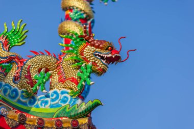 Çin tapınağının çatısında bir ejderha heykeli.