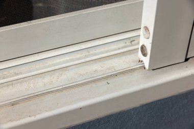 Pencere pervazlarında ve raylarda toz var çünkü tırabzan sıkışmış..