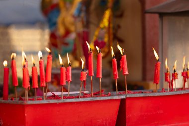 Çin 'de yeni yılda tapınakta kırmızı mumlar yanıyor..