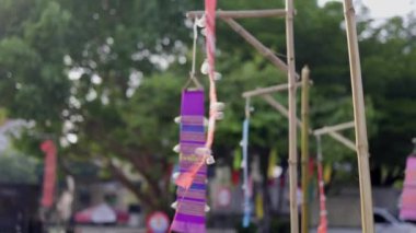 Sonkran festivalindeki Tung veya Budizm ayini bayrağı tapınağın, Chiang Mai 'nin, Tayland' ın çevresini süslüyor..
