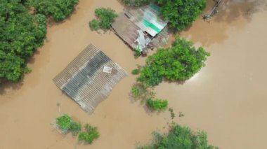 Kurtarma İHA 'sı, şiddetli yağmur ve La Nina fenomeni nedeniyle Güneydoğu Asya' da sel baskınında insanları arıyor.