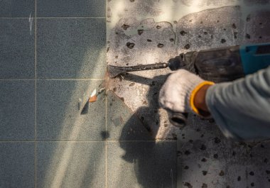 Duvardaki kiremitleri kaldırmak için Döner Çekiç 'te Düz Kesikler