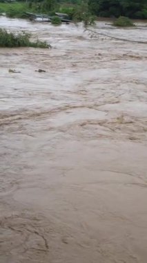 Güneydoğu Asya 'da Deadwood ve Erosion Riverbank ile Şiddetli Sağanak Yağmurdan Sonra Çamurlu Nehir Taşıyor.