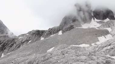 Yunnan, Çin 'deki Yeşim Ejder Dağı' nın tepesinde..
