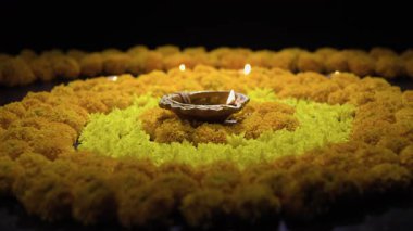 Diwali, Diwali ya da Deepavali kutlamalarında yanan Clay diya lambaları Hindistan 'ın en büyük ve en önemli bayramıdır..