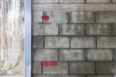 İşçi yeni mutfak duvarındaki elektrik prizleri ve duvar anahtarlarının konumu için etiket işaretliyor.