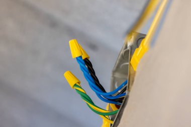 Elektrikçi kablo fındık bağlantıları kullanıyor. Elektrik kabloları.