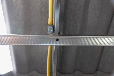 İşçi evi yenilemek için alçı taşı tavanı için metal profil yüklüyor.