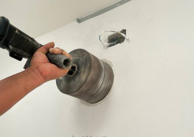 İşçi Mutfak duvarı monte edilmiş kaput havalandırması.