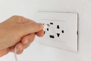 Mobil aygıt USB-C duvar soketine şarj oluyor.