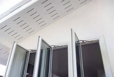 Havalandırma ve çoklu pencere penceresi evinizin ısısını düşürebilir..