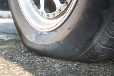 Yıpranmış lastikte düşük hava basıncı.