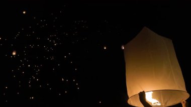 Loy Krathong festivalinde yüzen turist gökyüzü fenerleri, Chiang Mai, Tayland.