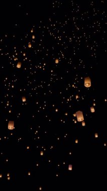 Loy Krathong festivalinde yüzen turist gökyüzü fenerleri, Chiang Mai, Tayland.