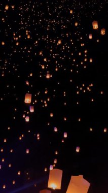 Loy Krathong festivalinde yüzen turist gökyüzü fenerleri, Chiang Mai, Tayland. Dikey video.
