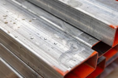 Galvanize dikdörtgen borular genellikle dış yapıda veya yağmur olukları ve çatı yapıları gibi yüksek aşındırıcı koşullar altında kullanılır..