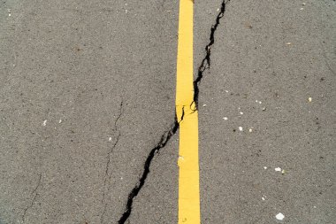 Asfalt yolu Tayland 'daki depremlerden zarar gördü.