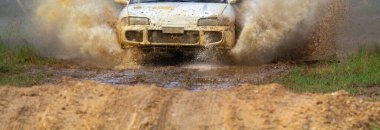 Toprak yolda ralli arabası hızını artırıyor
