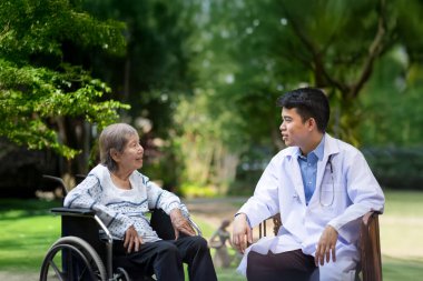 Doktor, evde tedavi gören yaşlı kadının akciğerini kontrol ediyor..