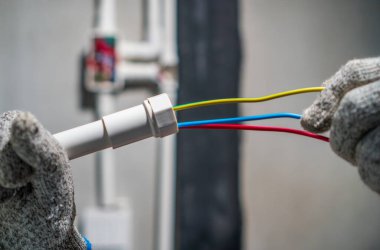 Elektrikçi PVC kanalına kablo çekiyor.