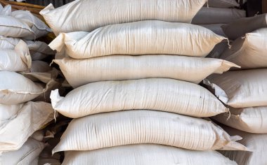 Hayvan besleme malzemeleri çiftlikte istifleniyor..