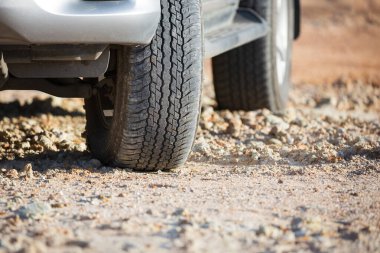 Karayolu arazi lastiği toprak yolda.