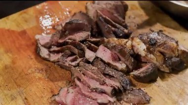 Şef barbekü üzerine baharat serpiyor..