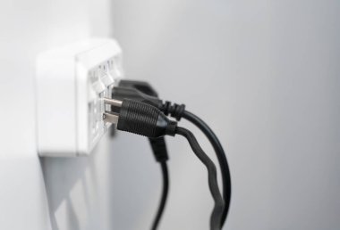 Tam olarak elektrik prizine takın 