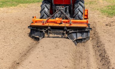 Tarım arazisi olan tarım traktörü..