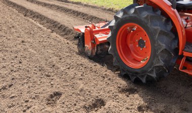 Tarım arazisi olan tarım traktörü..