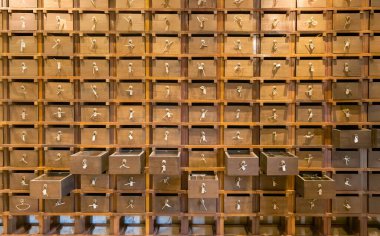 Geleneksel Çin eczanesi. Eski otlar eczane dolabı arka planda ahşap çekmeceler