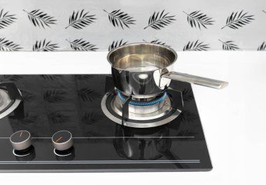 Mutfakta benzin deposunda yemek yapmak..