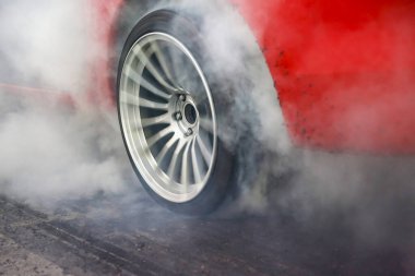 Başlangıç çizgisinde kalkış yarışı arabasının dumanı.