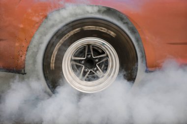 Başlangıç çizgisinde kalkış yarışı arabasının dumanı.