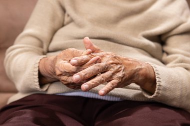 Yaşlı kadın masaj parmağı ve ağrılı gut hastalığı..