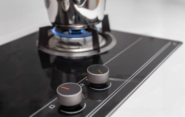 Ev Mutfağı İçin Çift Yakıcı Gaz Tezgahının Düşürme Kontrolü.